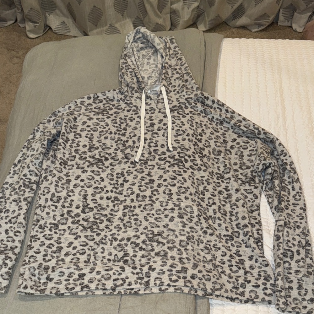 Leopard Print Women's Lounge Set - Picture 3 of 8